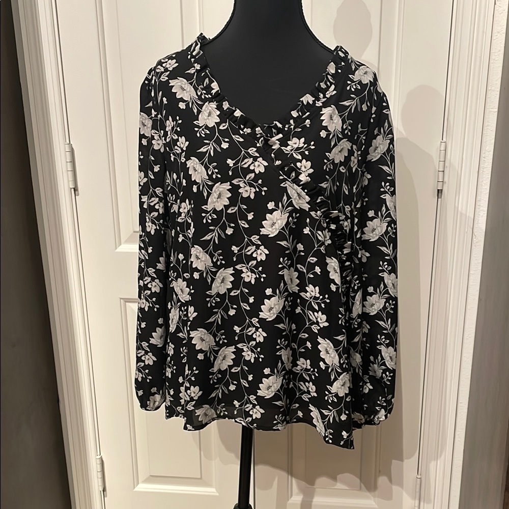 Old Navy Black and White Floral Boxy Blouse (B)
